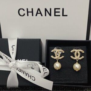 🎈🎈CHANEL Gold and Pearl Drop Earrings